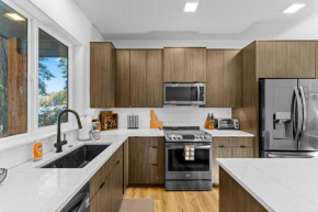 Sharlie's Chateau - Sleek, modern, new-build home near golf, park, and lake